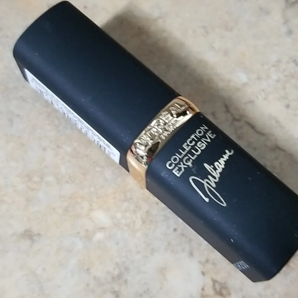 4/25 bundle item. L’Oreal ColourRiche lippie in Julianne's Red